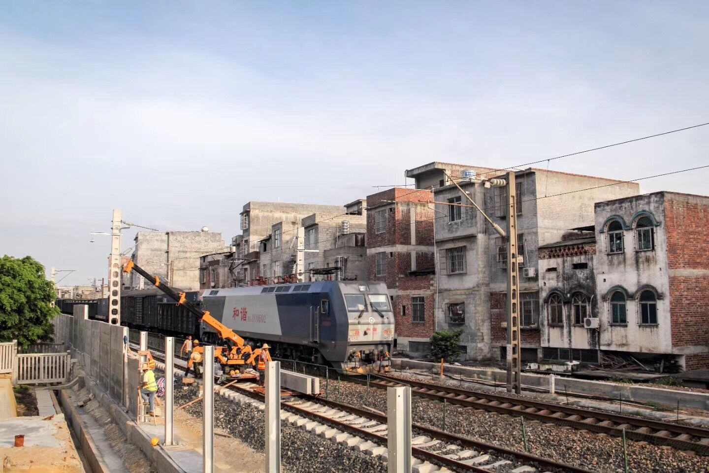 1507871262814792.jpg 履帶式起重機的工作現(xiàn)場